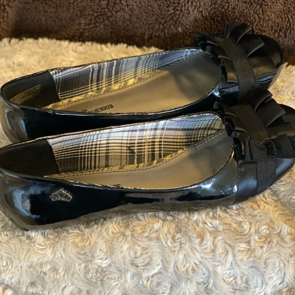 Womens Fergalicious patent black flats size 7.5 EUC. See pics for small scratch.